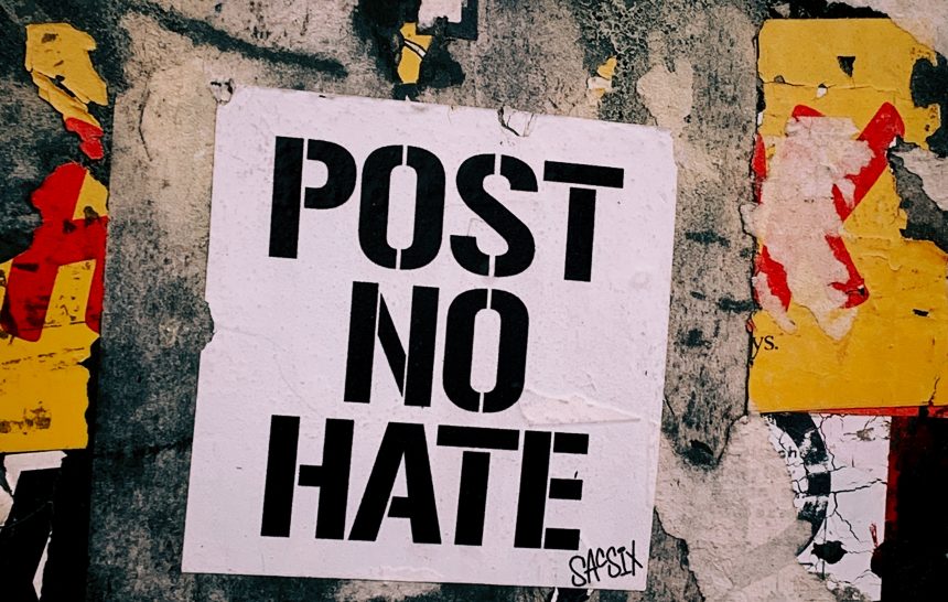 jon-tyson-IYtVtgXw72M-unsplash Хомофобията и речта на омразата в социалните мрежи – нарушение на правата на човека