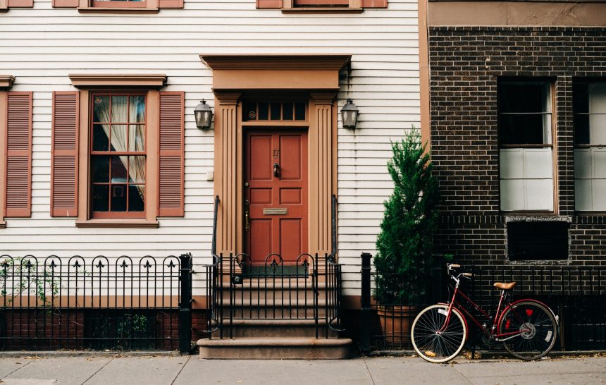 home -christian-koch-D_4R9CcYZOk-unsplash определяне Местоживеенето на детето