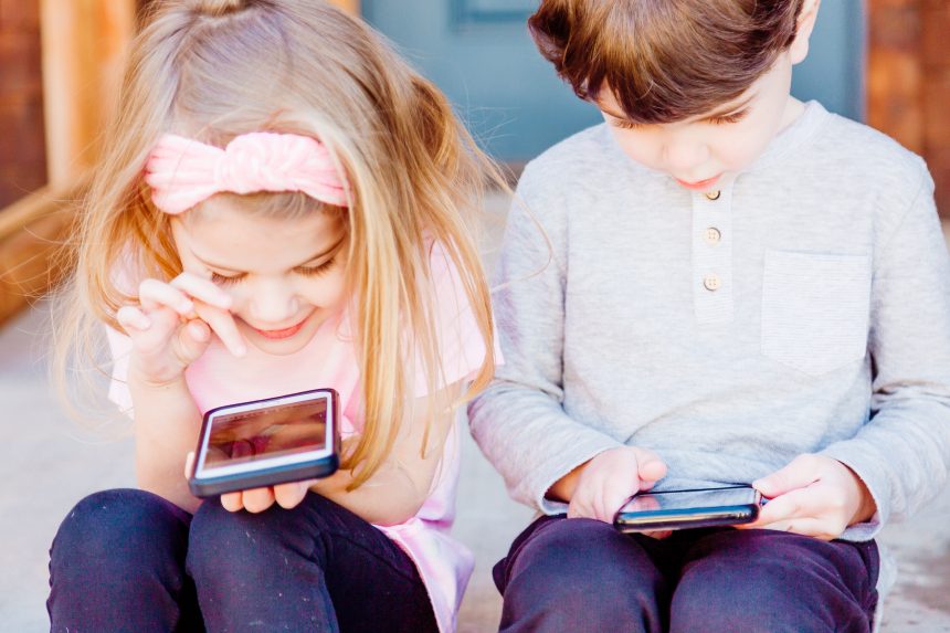 mckaela-taylor-grhjIuEAb_0-unsplash Режимът на лични контакти с дете в ерата на дигиталните технологии