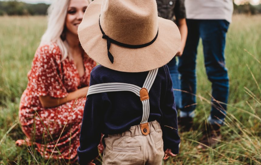 jessica-rockowitz-E4USFFAc_9A-unsplash Има ли значение Социалното обкръжение на родителите при спор за родителски права?
